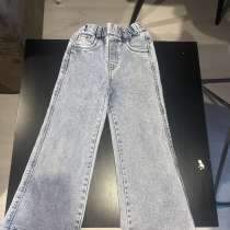 Джинсы клеш для девочки на рост 110-116 см, есть небольшоепя, в Великих Луках