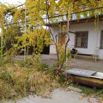 Дача загородная, из жженого кирпича, двухэтажная, в г.Ташкент