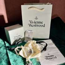 Жемчужное ожерелье Vivienne Westwood, в Санкт-Петербурге
