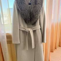 Пальто с меховым воротником, в Москве