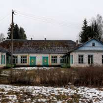 Здание с жилыми помещениями в селе Покровское, 1 Га. земли, в Пскове