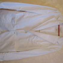 Стильный джинсовый пиджак фирмы ZARA белого цвета, в г.Донецк