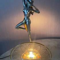 Серебристая скульптура обнаженной женской фигуры, в Санкт-Петербурге