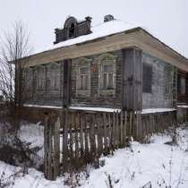 Бревенчатый дом в тихой деревне, в Угличе