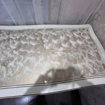 Продаётся стол в, отличном состоянии. Кому надо обращайтесь, в Санкт-Петербурге