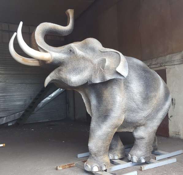 Слон из металла,-скульптура