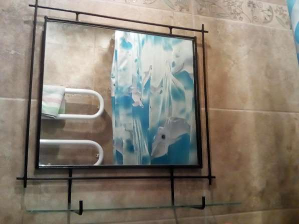 Зеркало со стеклянной полкой. в ванную комнату в фото 5