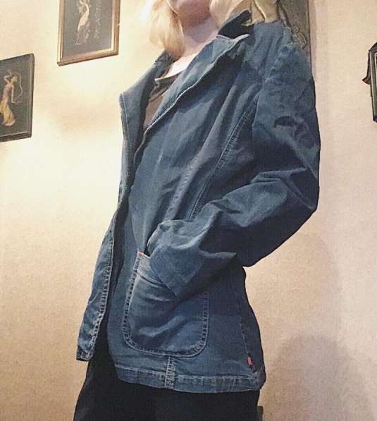 Джинсовая куртка-пиджак на пуговице синяя; темно-синяя