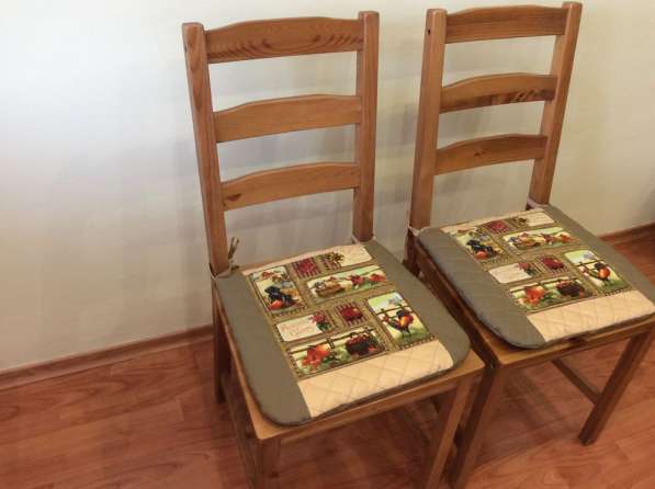 Продам сидушки на стулья в Омске