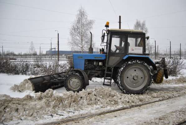 Уборка снега трактором МТЗ (отвал и щетка)