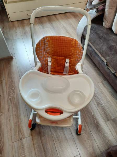 Продам детский стульчик с комплектом посуды