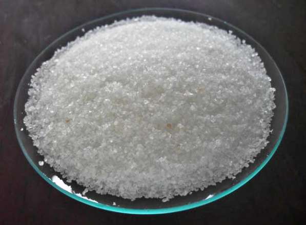 Тринатрийфосфат — это натриевая соль. Кристаллы белого цвета