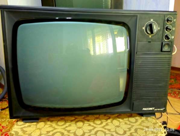Продаётся советский черно-белый ретро-телевизор =Рассвет=