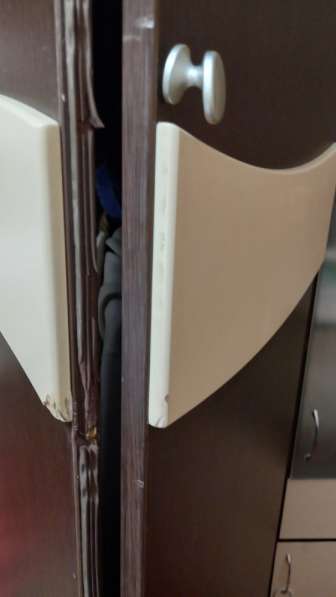 Шкаф б/у, изношены резиновые прокладки в области ручек в Чебоксарах фото 5