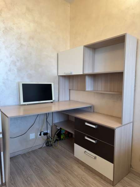 Рабочая зона. Стол со стилажом