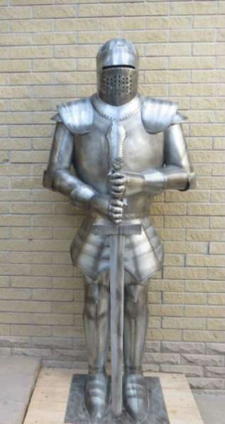 скульптура рыцаря с мечом
