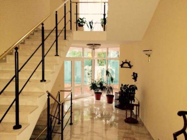 Вилла в зеленой роще .