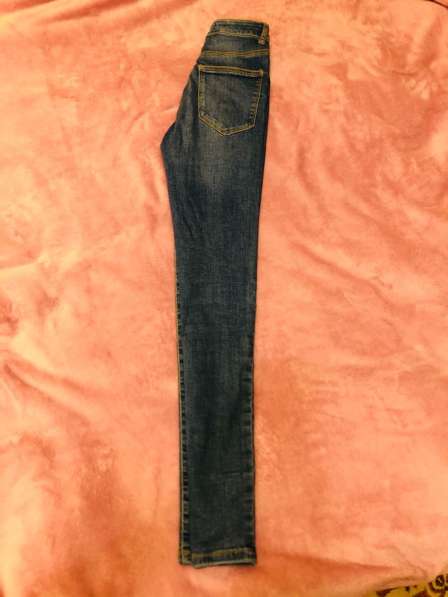 Стильные джинсы в фото 5