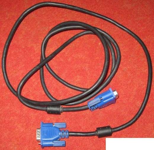 Шнур кабель провод VGA соединяет системный блок и монитор