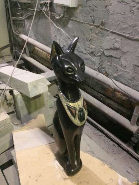 Скульптура египетской кошки из габбро-диабаза в Москве фото 3