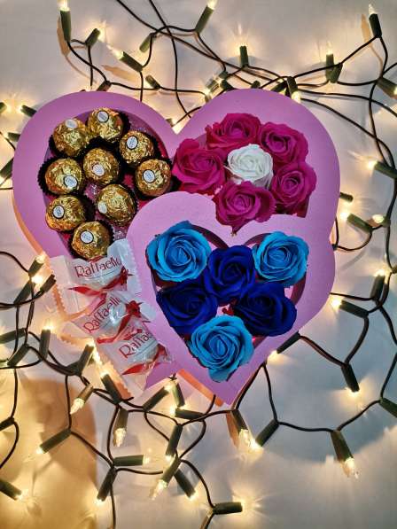 Пенобоксы с мыльными розами и конфетами в фото 5