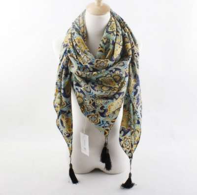 шарф-платок с кисточками