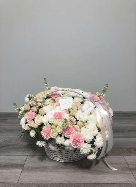 Букет цветов в корзине