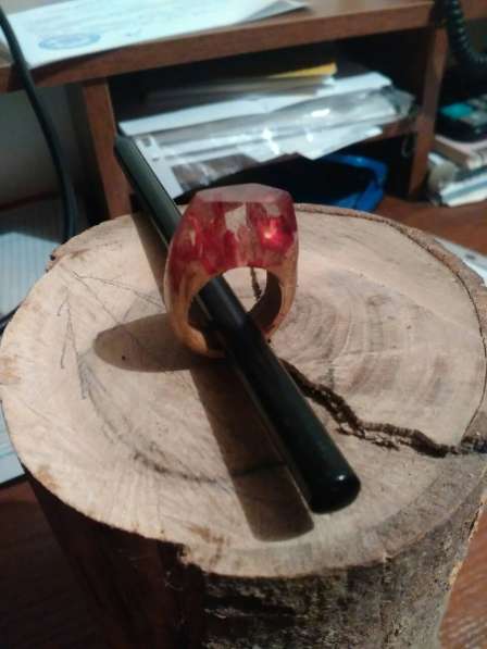 Кольца из дерева и ювелирной смолы