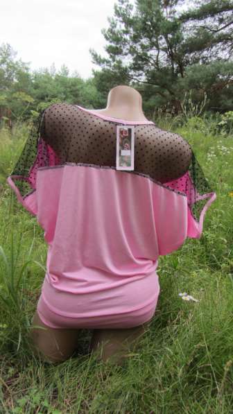 Розовая женская футболка с надписями в фото 6