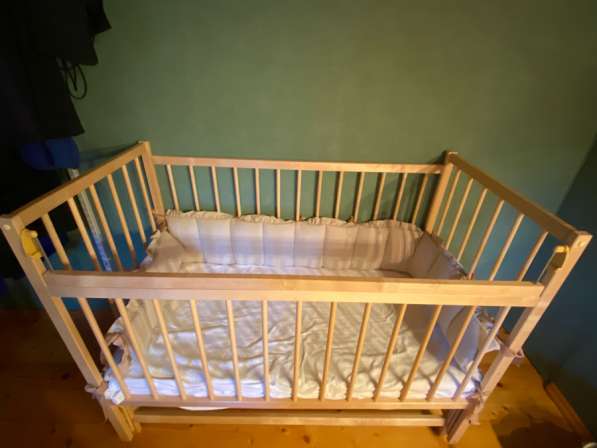 Детская кроватка с маятником