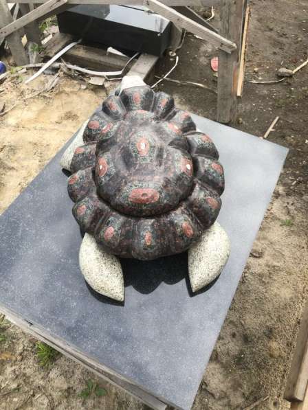 Сборная черепашка сделана из 6 пород камней в Москве