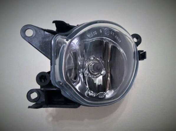 Фара противотуманная левая 8D0941699B VAG