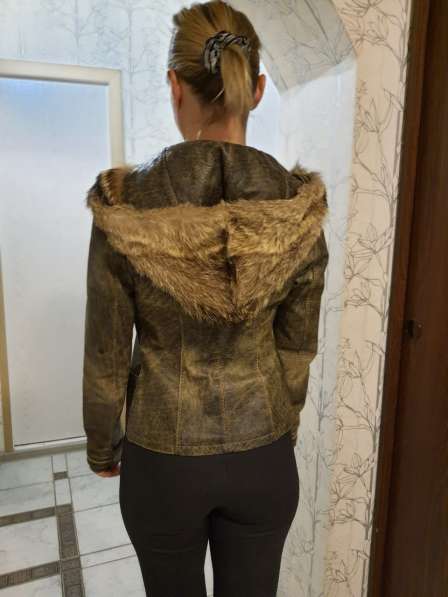 Кожаная демисезонная куртка с капюшоном из меха волка в Москве фото 5