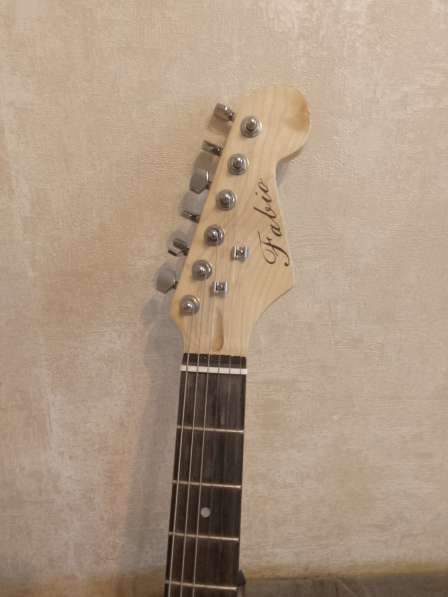 Продаю Stratocaster Fabio, была получена в подарок, срочно в Наро-Фоминске фото 7
