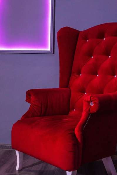Кресло декоративное красное. Интерьер, фотостудия