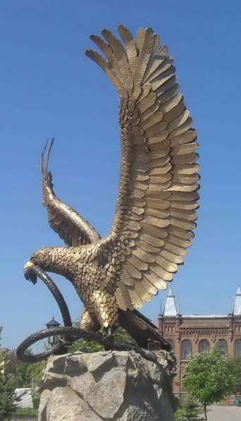 Орел разрывающий змею(скульптура из металла)