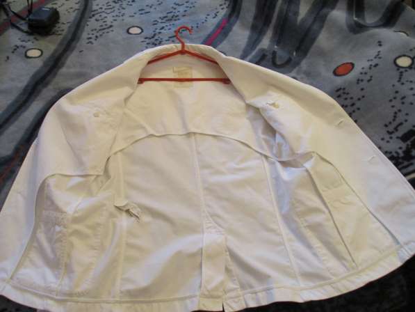 Стильный джинсовый пиджак фирмы ZARA белого цвета в фото 9