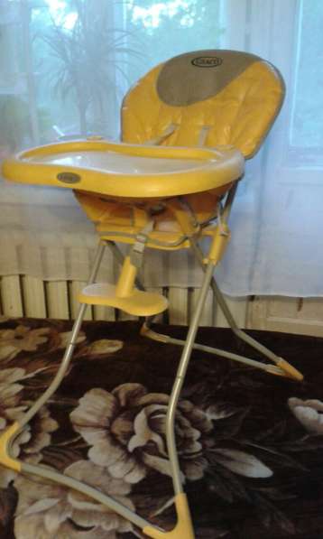 Детский стульчик для кормления ярко-желтого цвета