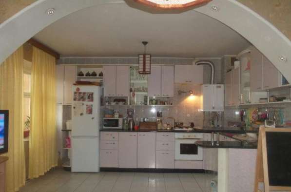 Продам многомнатную квартиру в Краснодар.Жилая площадь 102 кв.м.Этаж 2.Дом кирпичный.