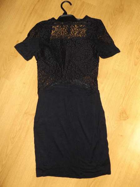 Черное платье xs gloria jeans с гипюровой спинкой в фото 5