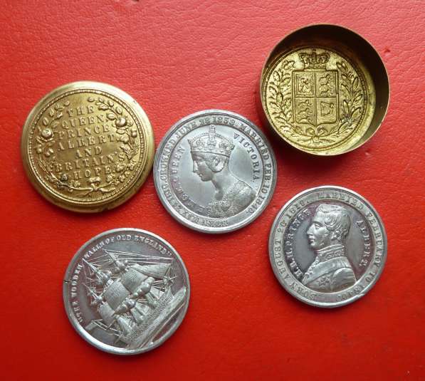 Великобритания набор из 3 жетонов Королевская семья Виктории