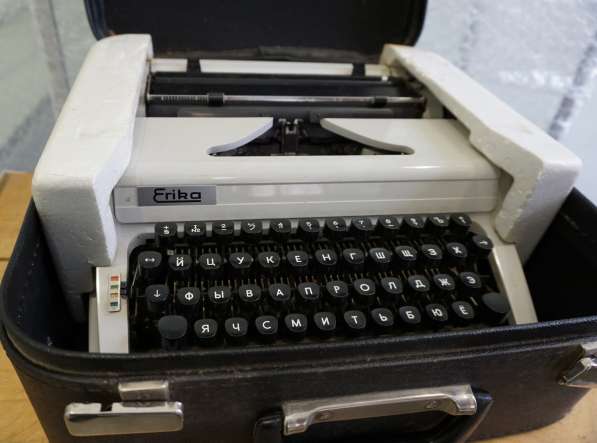 Раритетная пишущая машинка Erika модель 100