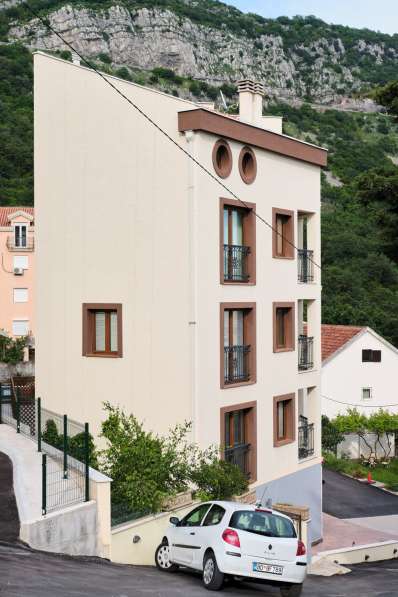 4-этажный дом с бассейном в туристической столице Черногории
