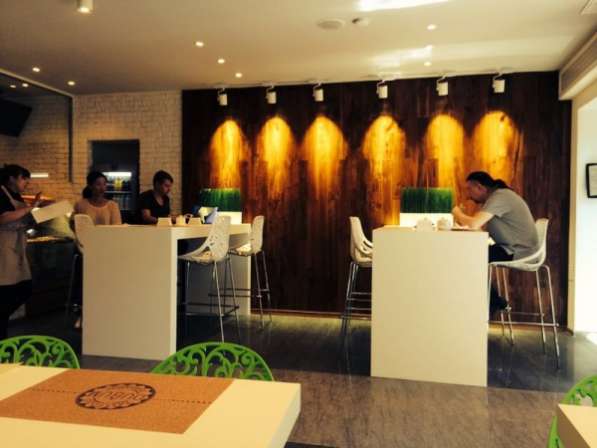 Раскрученной FAST-FOOD кафе в ЦАО с долгосрочным договором и пониженной арендой
