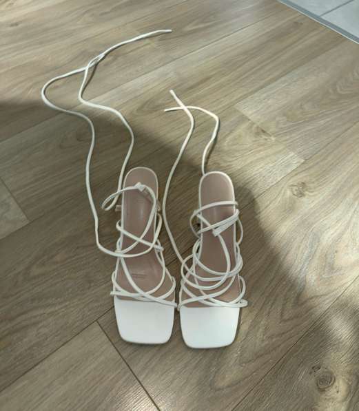 Туфли белые на завязках