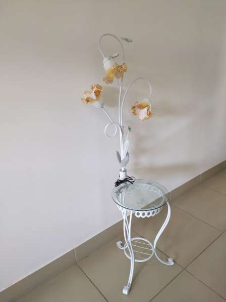 Торшер со столиком в белом цвете в Омске