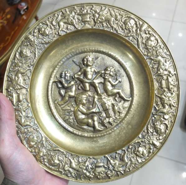 Бронзовая настенная тарелка с ангелочками, тяжёлая, старая в Ставрополе фото 3