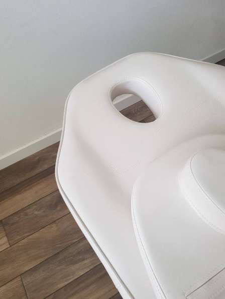 Regulowany fotel kosmetyczny biały в фото 3