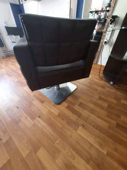 Продам б/у 2 кресла для парикмахерской п-во Италия в фото 3