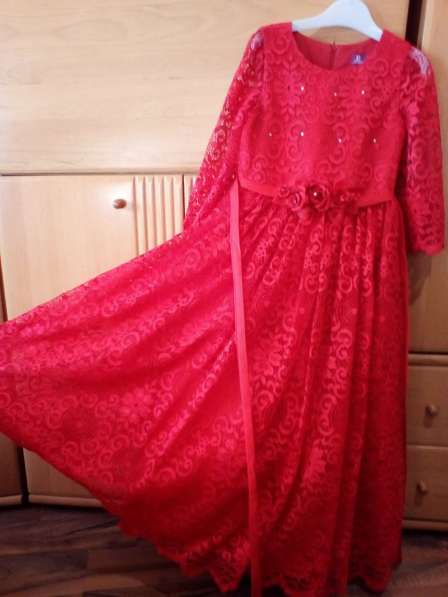 Праздничное красное платье